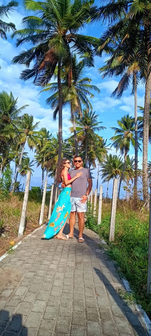 Turistas admirando o visual das falésias.