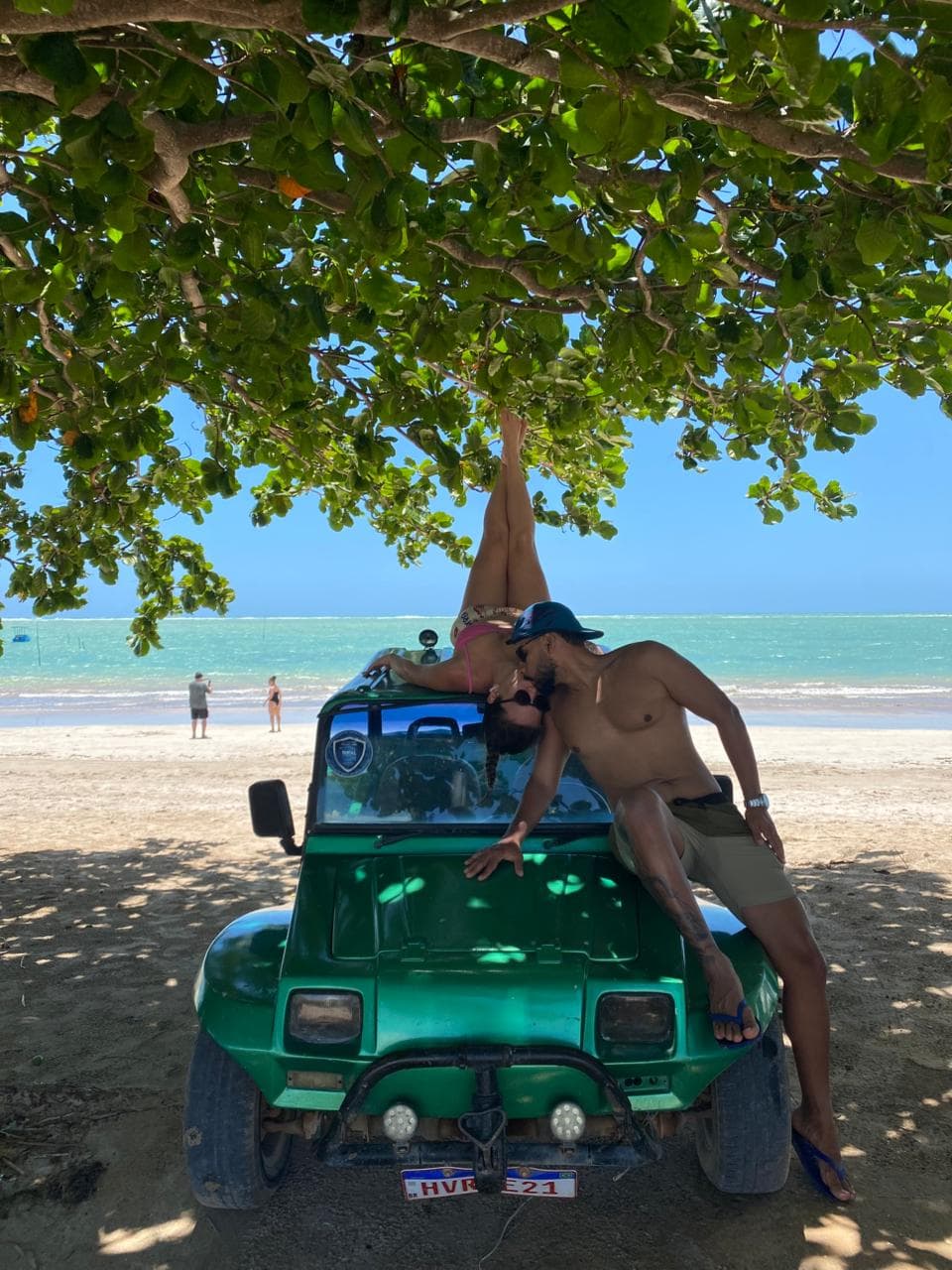 Turistas admirando o visual das falésias.