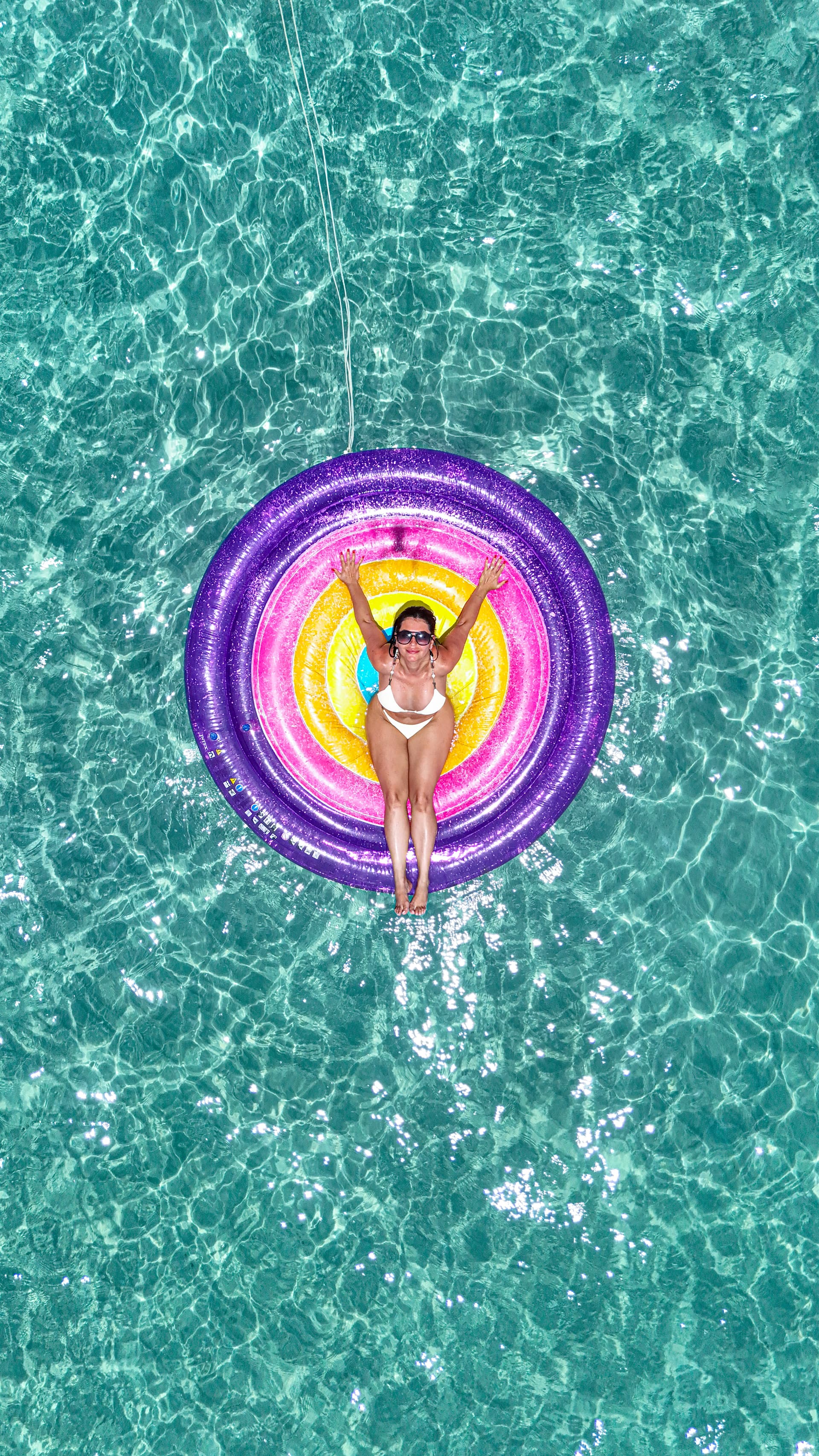 Jangada navegando em águas cristalinas.