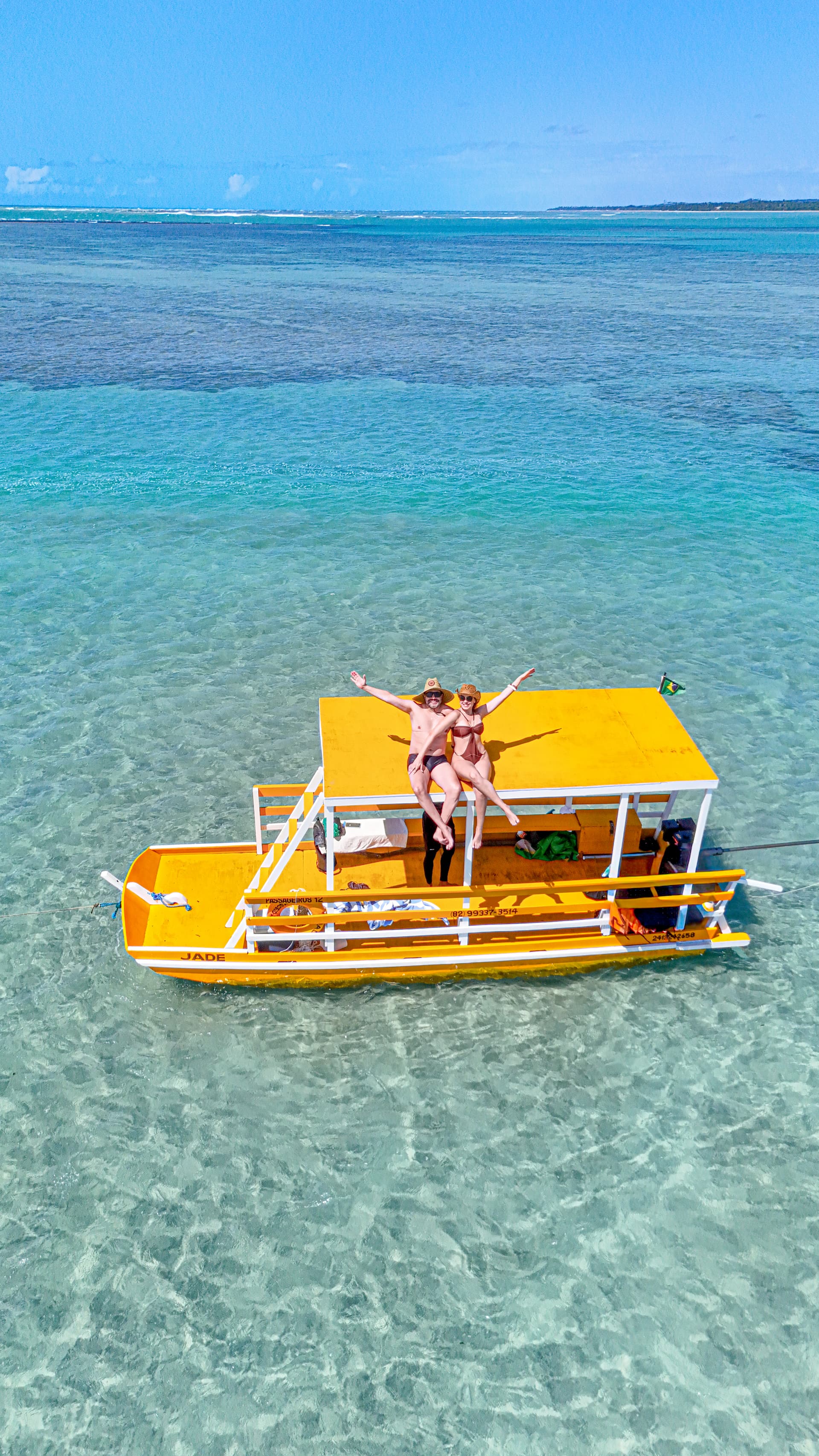 Turistas nadando em banco de areia natural.